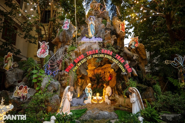 Hanoi churches glow with festive lights ahead of Christmas - 11