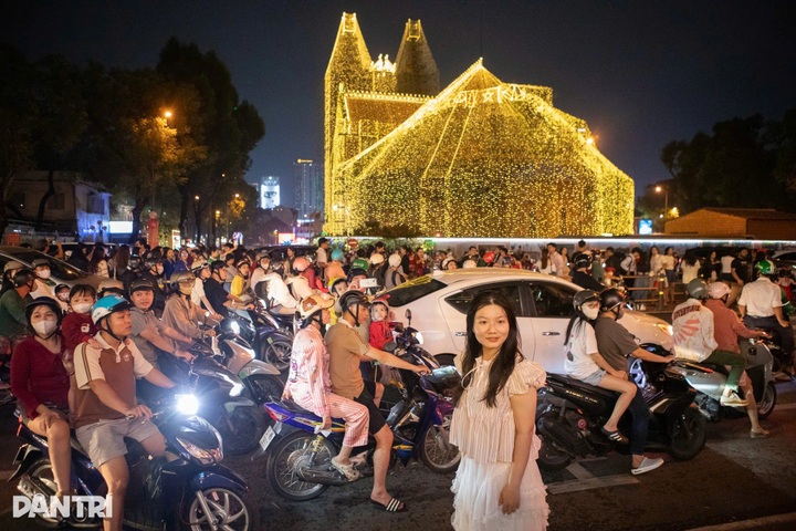 Crowds flock to Hanoi and Ho Chi Minh City churches for Christmas - 9 Crowds flock to Hanoi and Ho Chi Minh City churches for Christmas - 9