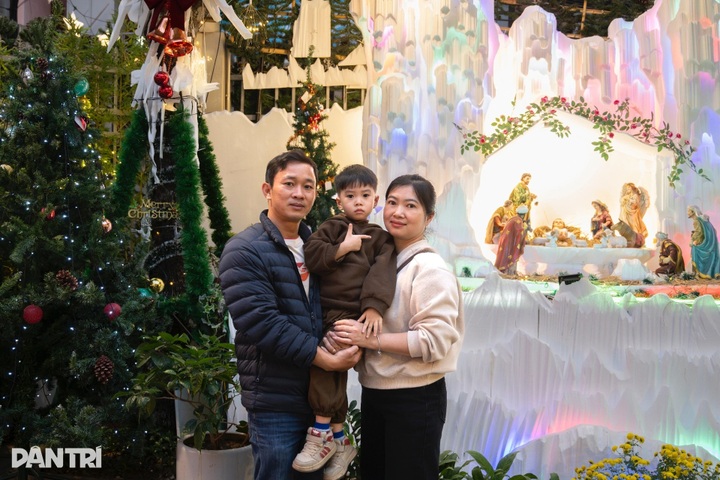 Hanoi churches glow with festive lights ahead of Christmas - 7