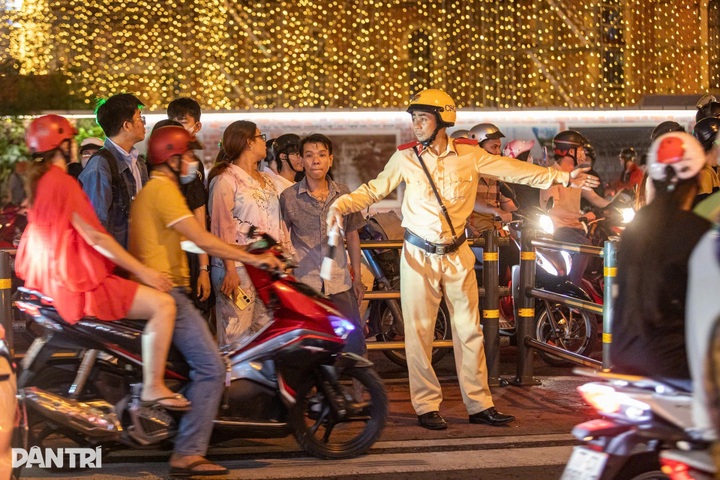 Crowds flock to Hanoi and Ho Chi Minh City churches for Christmas - 11 Crowds flock to Hanoi and Ho Chi Minh City churches for Christmas - 11