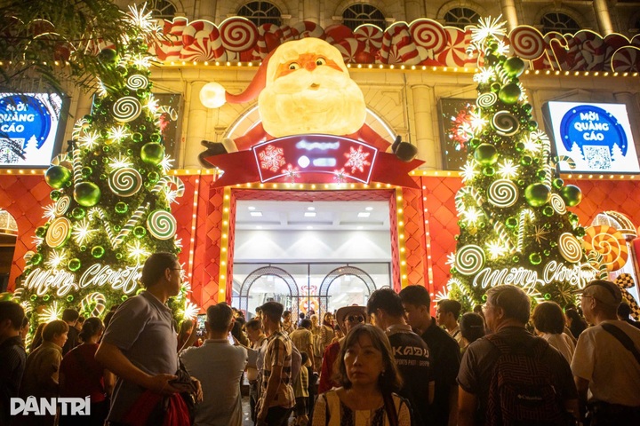 Crowds flock to Hanoi and Ho Chi Minh City churches for Christmas - 12 Crowds flock to Hanoi and Ho Chi Minh City churches for Christmas - 12