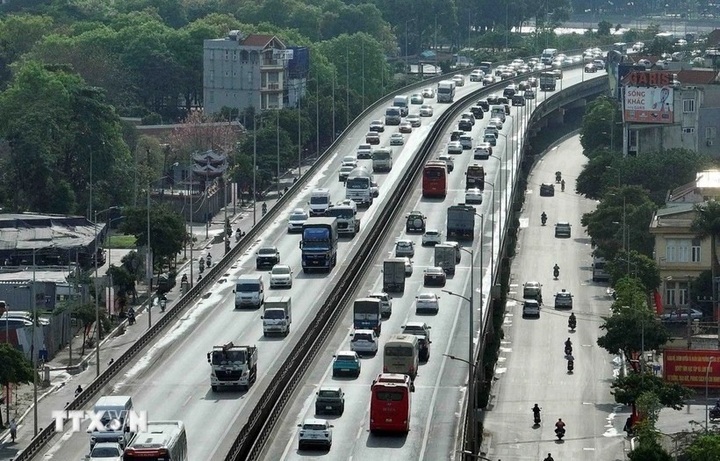 Hanoi to pilot rush-hour restrictions on heavy trucks, container vehicles - 1 Hanoi to pilot rush-hour restrictions on heavy trucks, container vehicles - 1