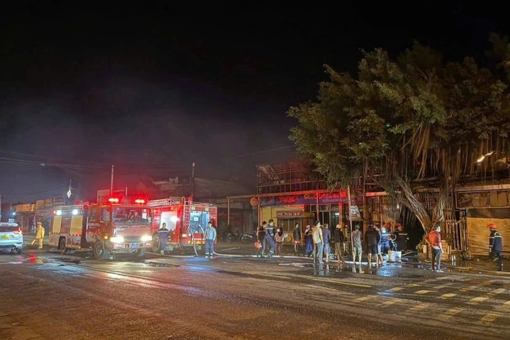 Four family members die in Dak Lak house fire - 1