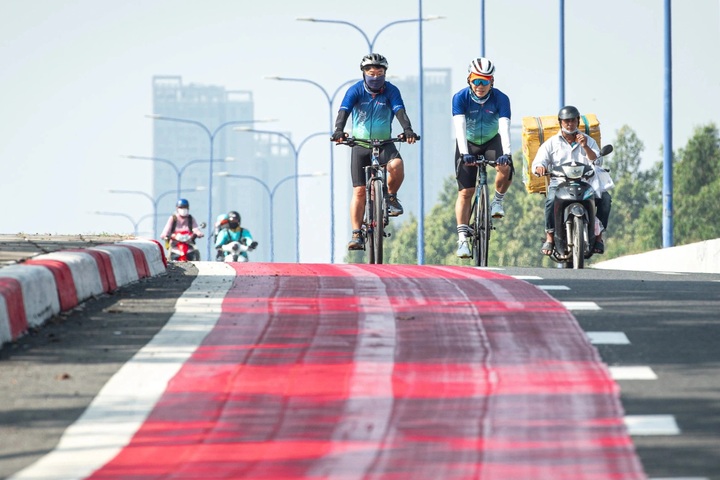 HCM City launches first dedicated lane for cyclists - 1