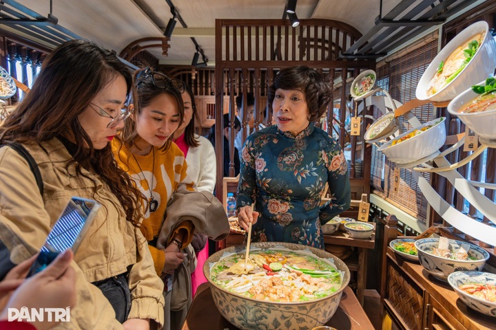 Hanoi train carriages bring back subsidy-era flavours - 2