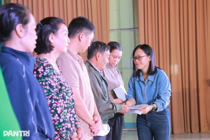 VND 165 million aid helps flood hit families rebuild lives in Dak Lak - 1