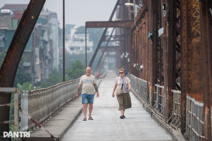 Long Bien Bridge set to resume two-way traffic on New Year's Day - 13