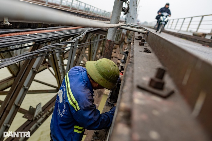 Long Bien Bridge set to resume two-way traffic on New Year's Day - 3