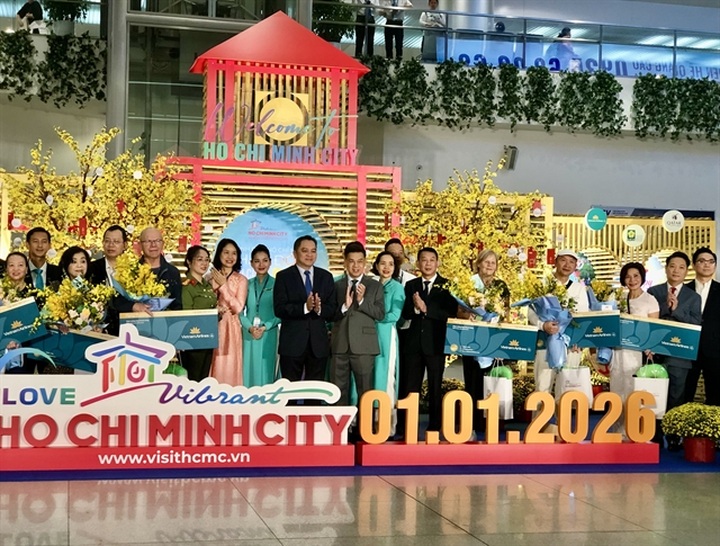 HCMC welcomes first groups of visitors in 2026 - 1