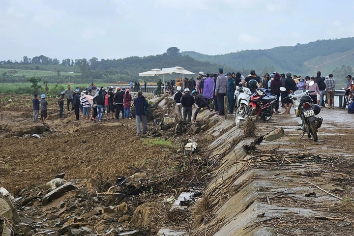River embankment collapse kills four in Dak Lak - 1