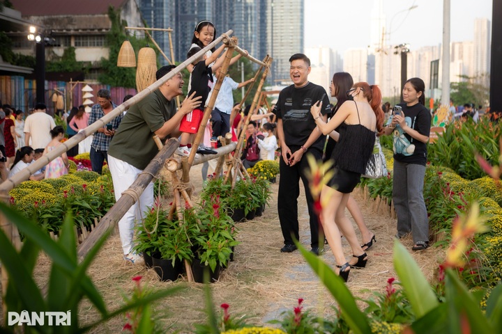 Flower garden near HCM City metro station draws crowds - 4