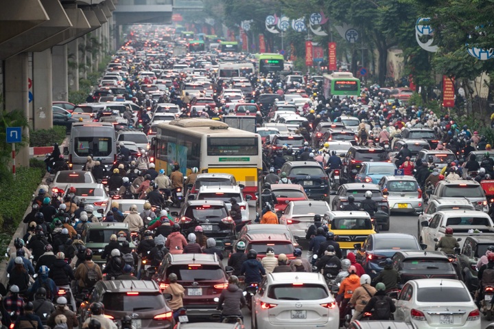 Hanoi streets gridlocked on first workday after New Year holiday - 1
