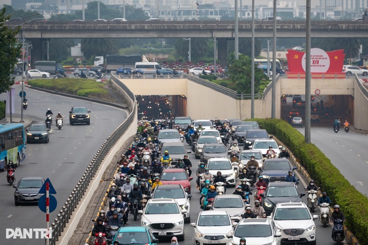 Hanoi streets gridlocked on first workday after New Year holiday - 3