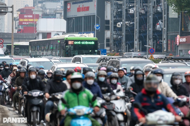 Hanoi streets gridlocked on first workday after New Year holiday - 4