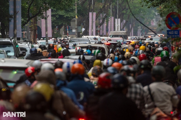 Hanoi streets gridlocked on first workday after New Year holiday - 6