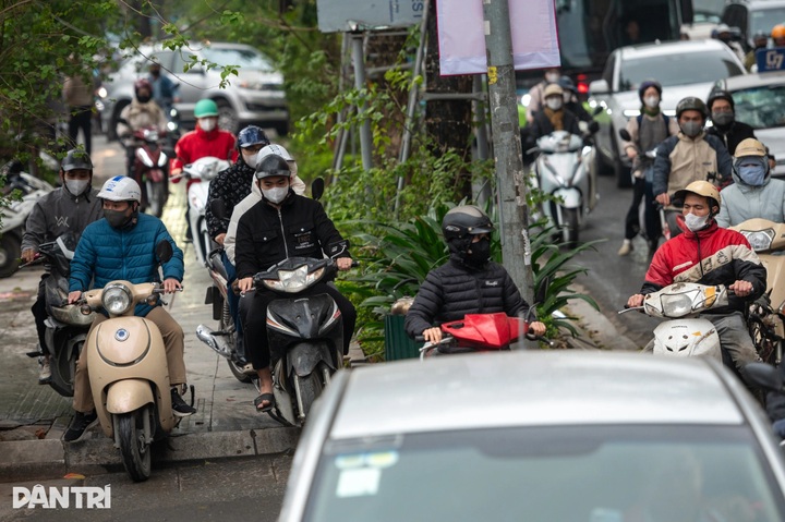 Hanoi streets gridlocked on first workday after New Year holiday - 9
