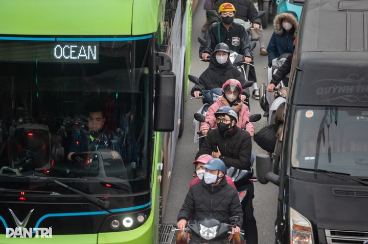 Hanoi streets gridlocked on first workday after New Year holiday - 10