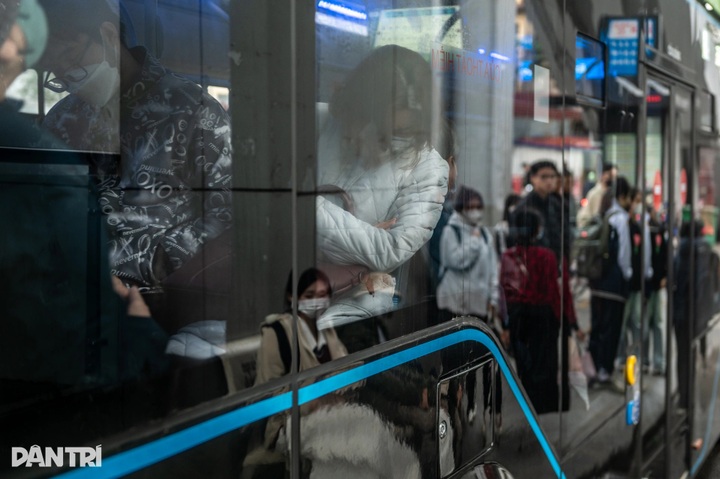 Hanoi streets gridlocked on first workday after New Year holiday - 11
