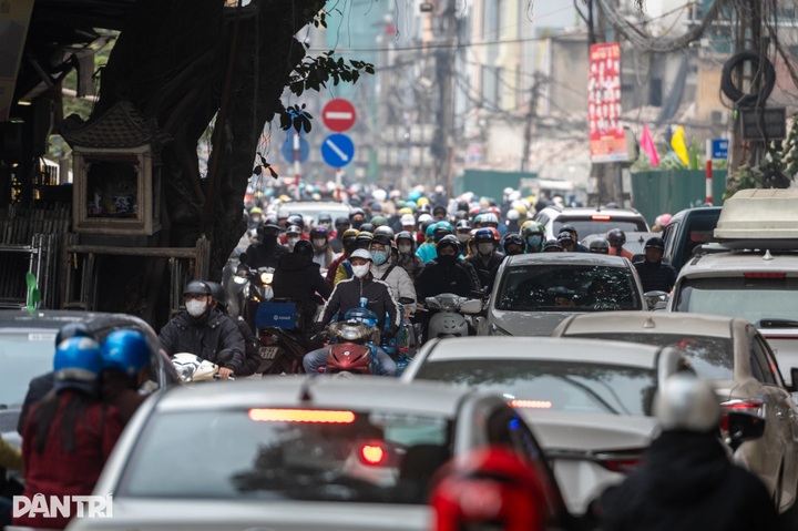 Hanoi streets gridlocked on first workday after New Year holiday - 5