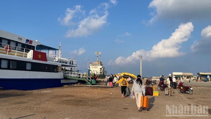 Phu Quy Island runs out of petrol amid rough seas - 1 Phu Quy Island runs out of petrol amid rough seas - 1