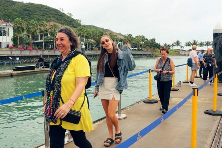 Costa Serena brings 2,800 cruise tourists to Nha Trang - 2
