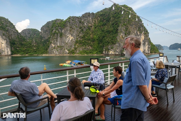 Vietnam welcomes record 21 million international visitors in 2025 - 1