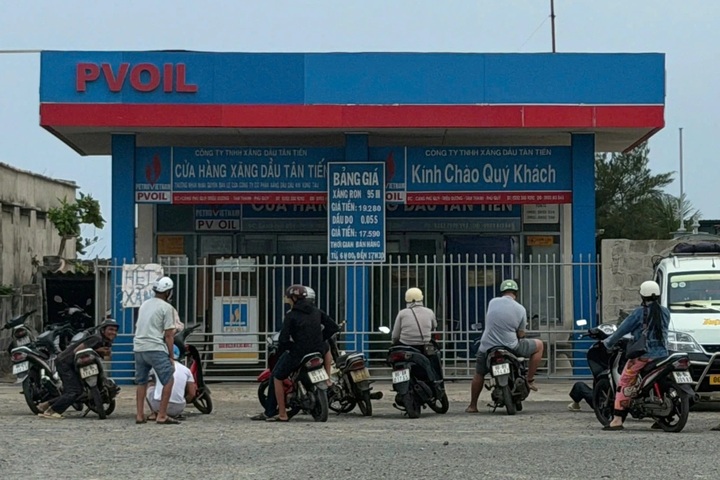 Military supplies emergency fuel to Phu Quy Special Zone - 1