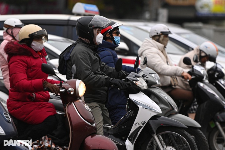 Hanoi residents struggle through bone-chilling cold spell - 10