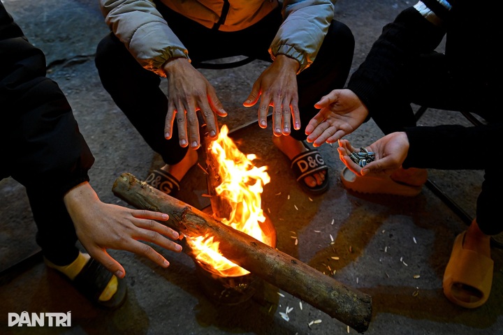 Hanoi residents struggle through bone-chilling cold spell - 1