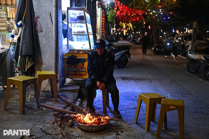 Hanoi residents struggle through bone-chilling cold spell - 7