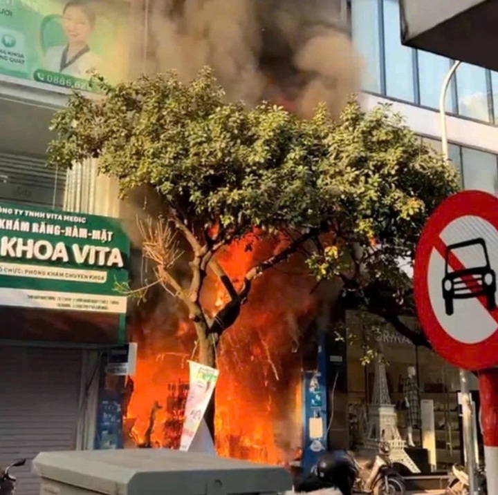 Two killed in fire at seven-storey house in Hanoi - 1 Two killed in fire at seven-storey house in Hanoi - 1