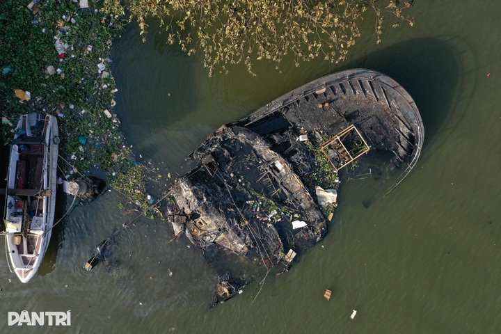 Luxury yacht burned out and half sunk in Sai Gon River - 2