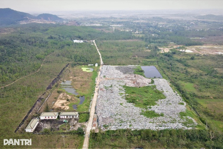 Overloaded waste site threatens lives of Ha Tinh residents - 1