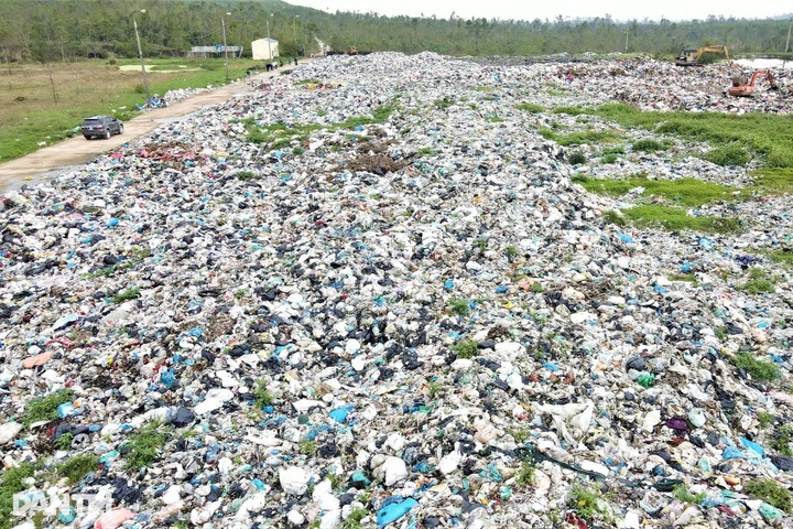 Overloaded waste site threatens lives of Ha Tinh residents - 5