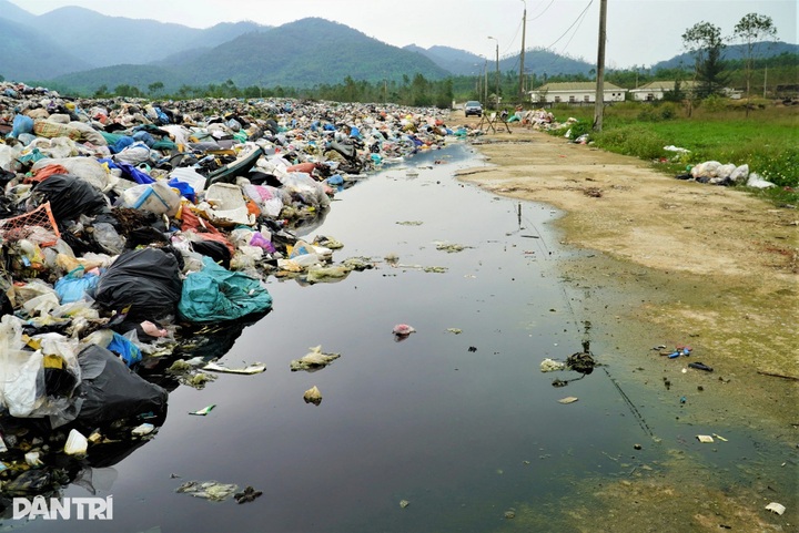 Overloaded waste site threatens lives of Ha Tinh residents - 3