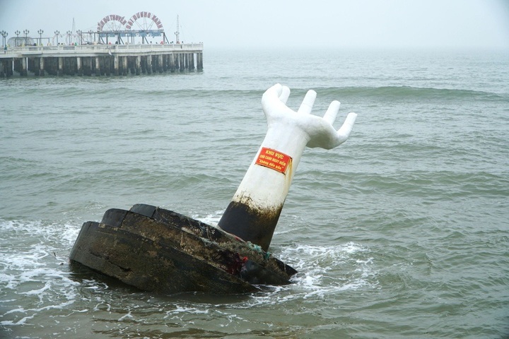 Five hand-shaped structures on Thanh Hoa beach dismantled - 1