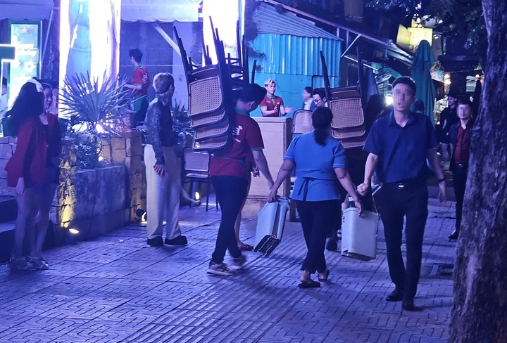 Ho Chi Minh City cracks down on sidewalk dining on Pham Van Dong - 3