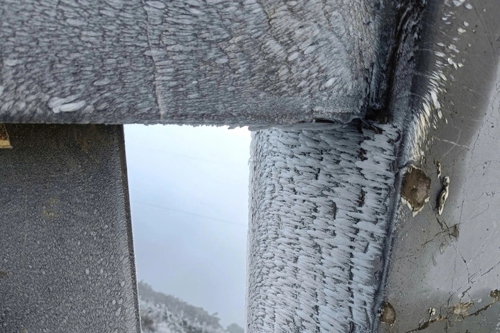 Frost blankets Fansipan peak as temperatures hit zero - 2