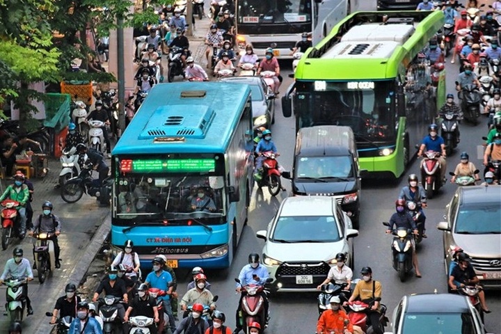 Hanoi bus passenger numbers surge - 1 Hanoi bus passenger numbers surge - 1