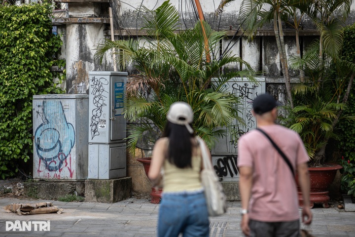 Graffiti defaces historic bridge in Ho Chi Minh City - 12 Graffiti defaces historic bridge in Ho Chi Minh City - 12
