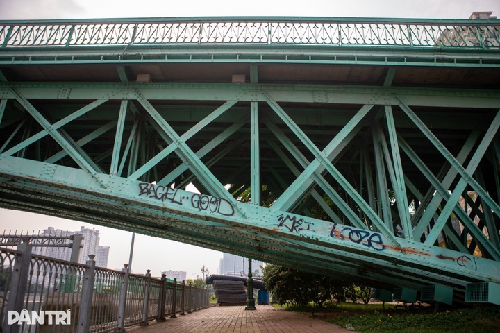 Graffiti defaces historic bridge in Ho Chi Minh City - 3 Graffiti defaces historic bridge in Ho Chi Minh City - 3
