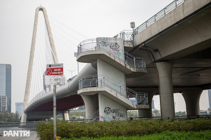 Graffiti defaces historic bridge in Ho Chi Minh City - 4 Graffiti defaces historic bridge in Ho Chi Minh City - 4