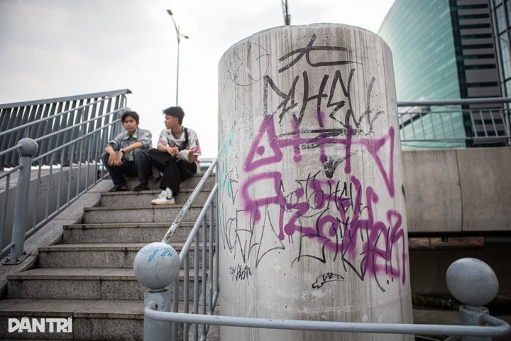 Graffiti defaces historic bridge in Ho Chi Minh City - 6 Graffiti defaces historic bridge in Ho Chi Minh City - 6
