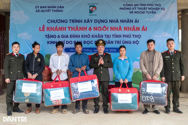 Six poor households in Phu Tho receive new homes with media support - 7