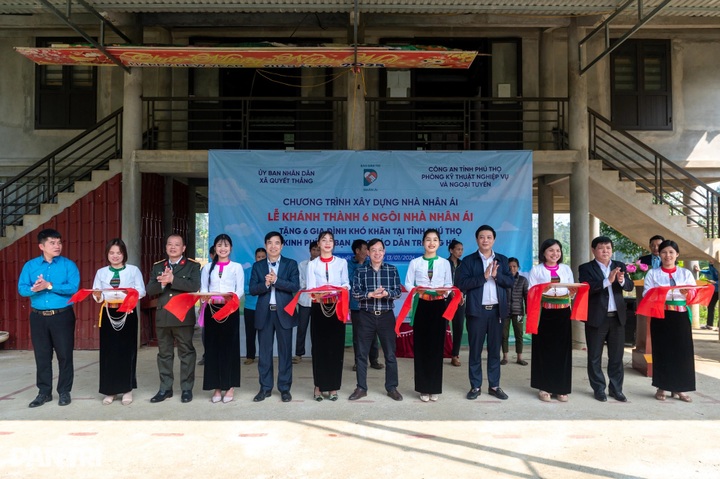 Six poor households in Phu Tho receive new homes with media support - 1