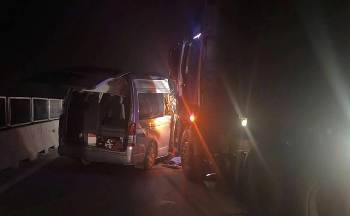 Four killed, six injured in three-vehicle crash on Thanh Hoa expressway - 1
