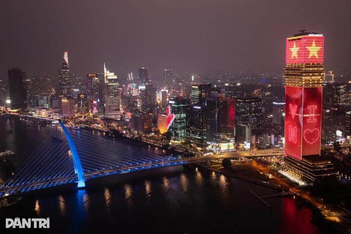 Ho Chi Minh City brightens up ahead of 14th National Party Congress - 6