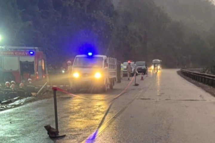 Coach plunges into drain, killing three on highway in Son La - 1