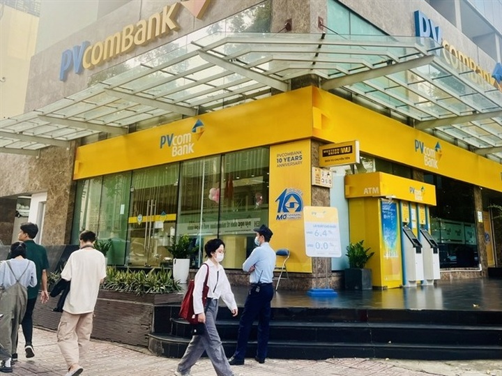 Vietnamese banks pull in record deposits as credit growth surges - 1