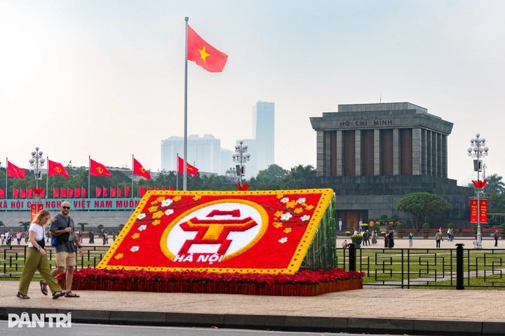 Hanoi adorned with flags and flowers for the 14th National Party Congress - 1